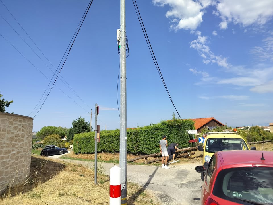 ‼️un poteau téléphone est tombé au niveau de la route de maison blanche et de la route…